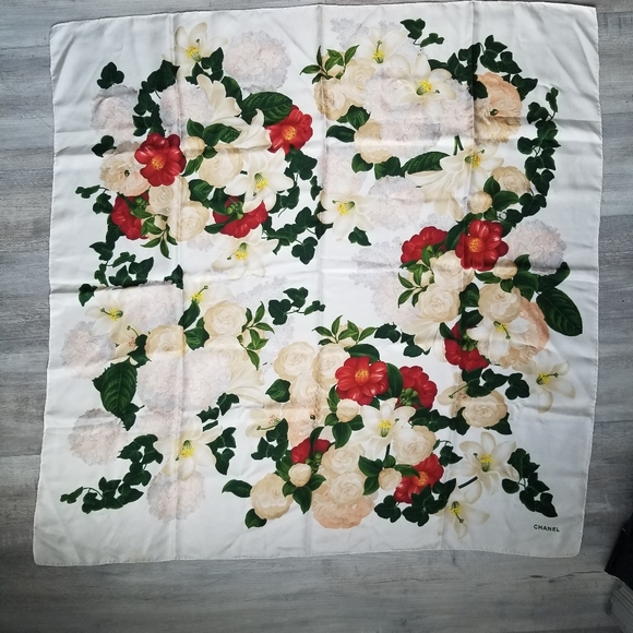 Authentic vintage Chanel floral scarf - Picture 1 of 6